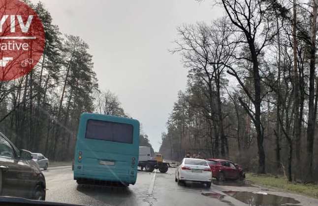 На трассе под Киевом ДТП, машины разбросало по дороге