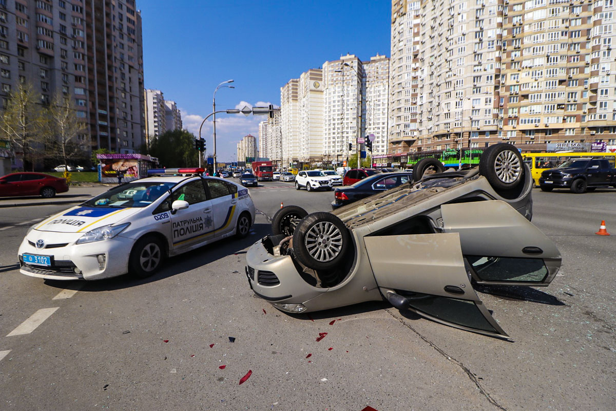 В Киеве перевернулся автомобиль (видео)