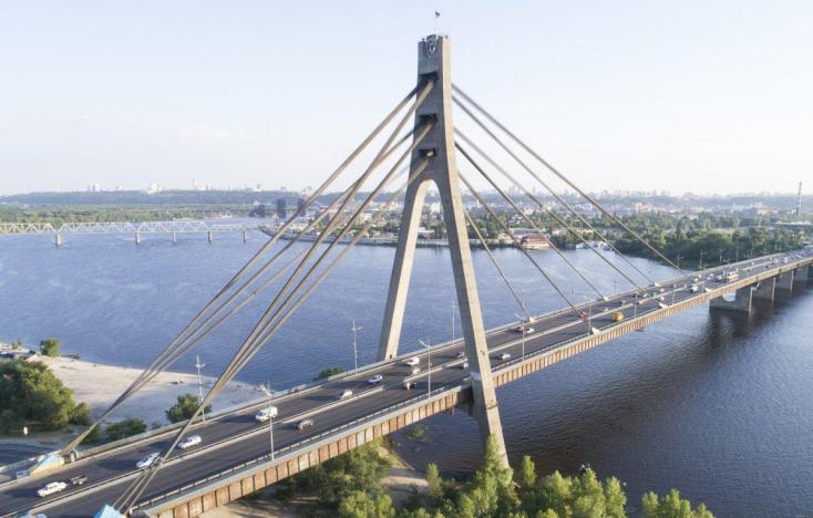 Северный мост атакуют экстремалы (видео)