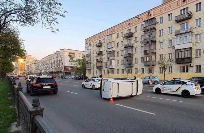 В центре Киева ДТП, машину протащило по асфальту