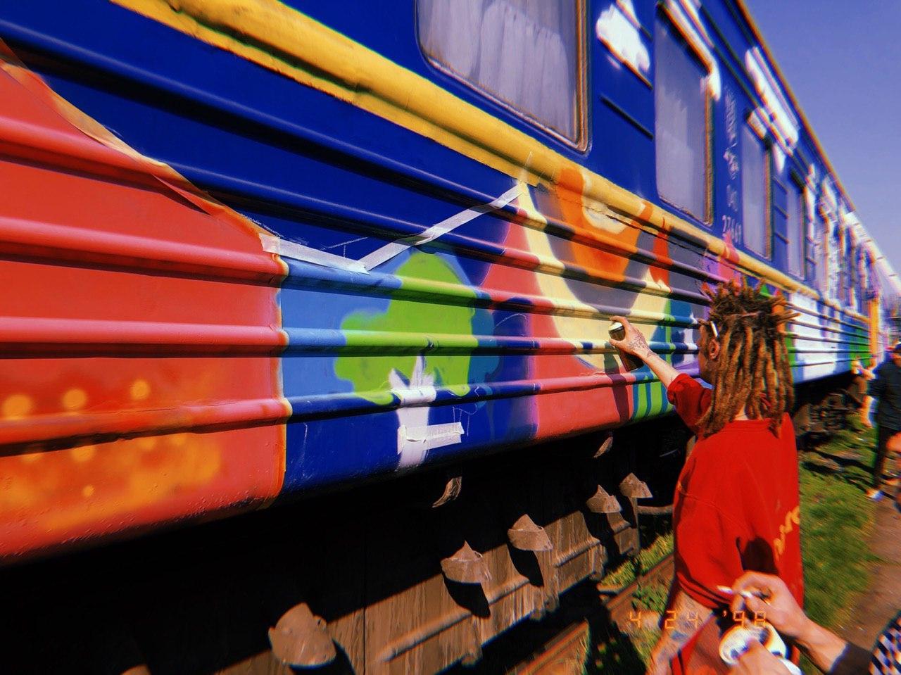 Из Киева в Мариуполь поедет разноцветный поезд (фото)
