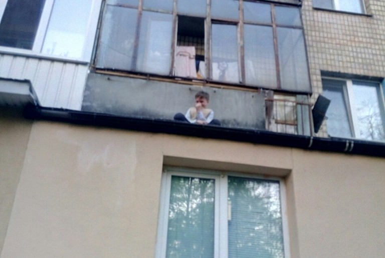 Под Киевом с балкона снимали ребенка