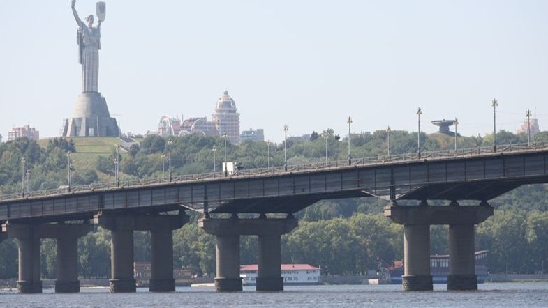 Мост Патона закроют для транспорта