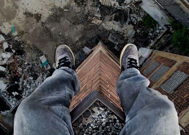 Подросток разбился, упав с крыши недостроя под Киевом