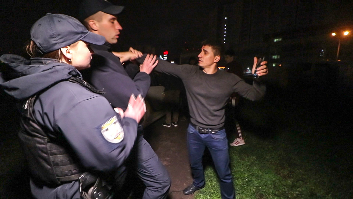 Пьяный водитель подрался с полицейскими
