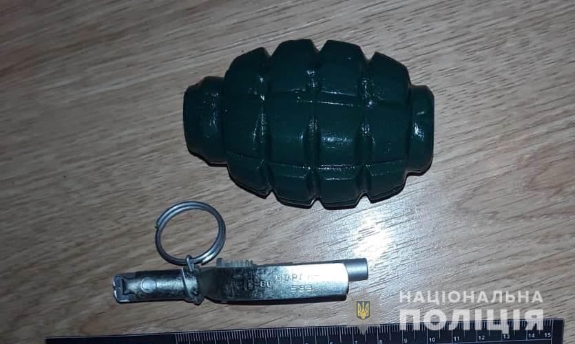 Под Киевом мужчина угрожал взорвать гранату в магазине