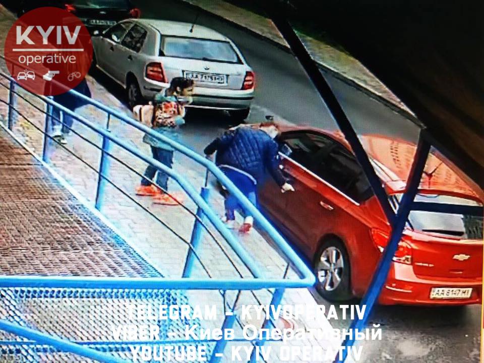 В Киеве школьницы портили автомобили