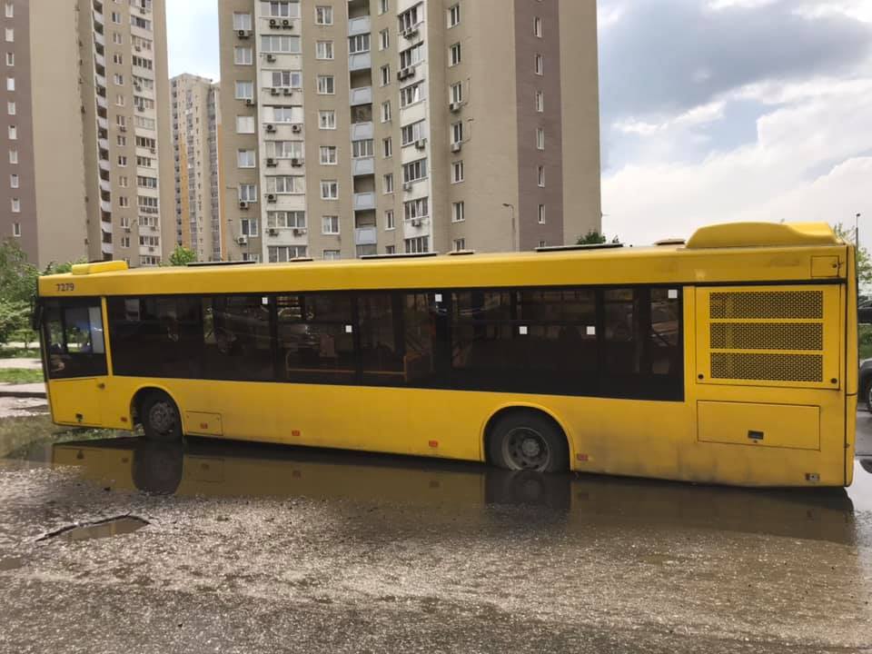 На Осокорках автобус застрял в дорожной яме
