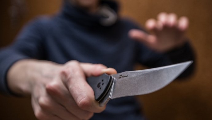 Жителя Киева ударили ножом на улице