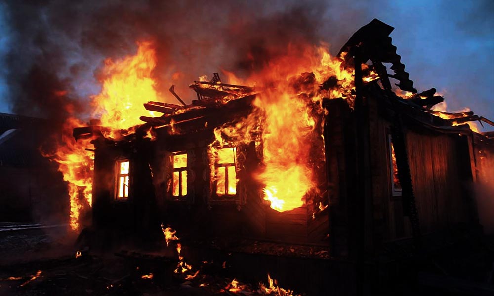В Киеве сгорело заброшенное здание