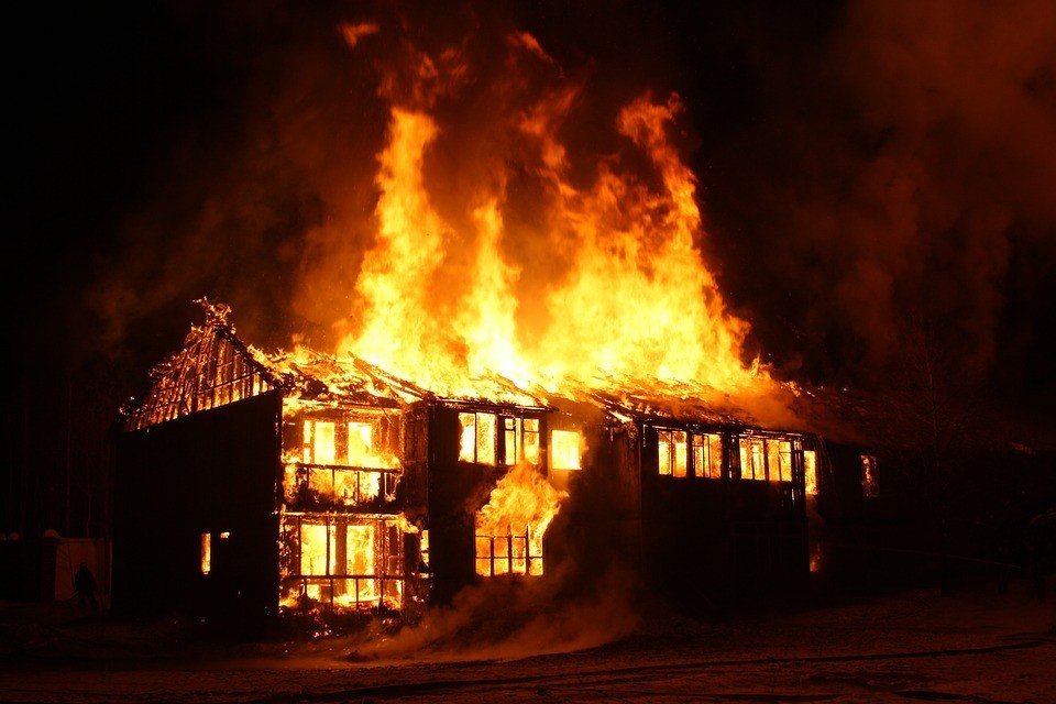 На Осокорках сгорел частный дом (видео)