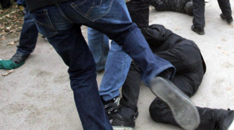 В Киеве прохожего избили ногами и бросили в фонтан (видео)