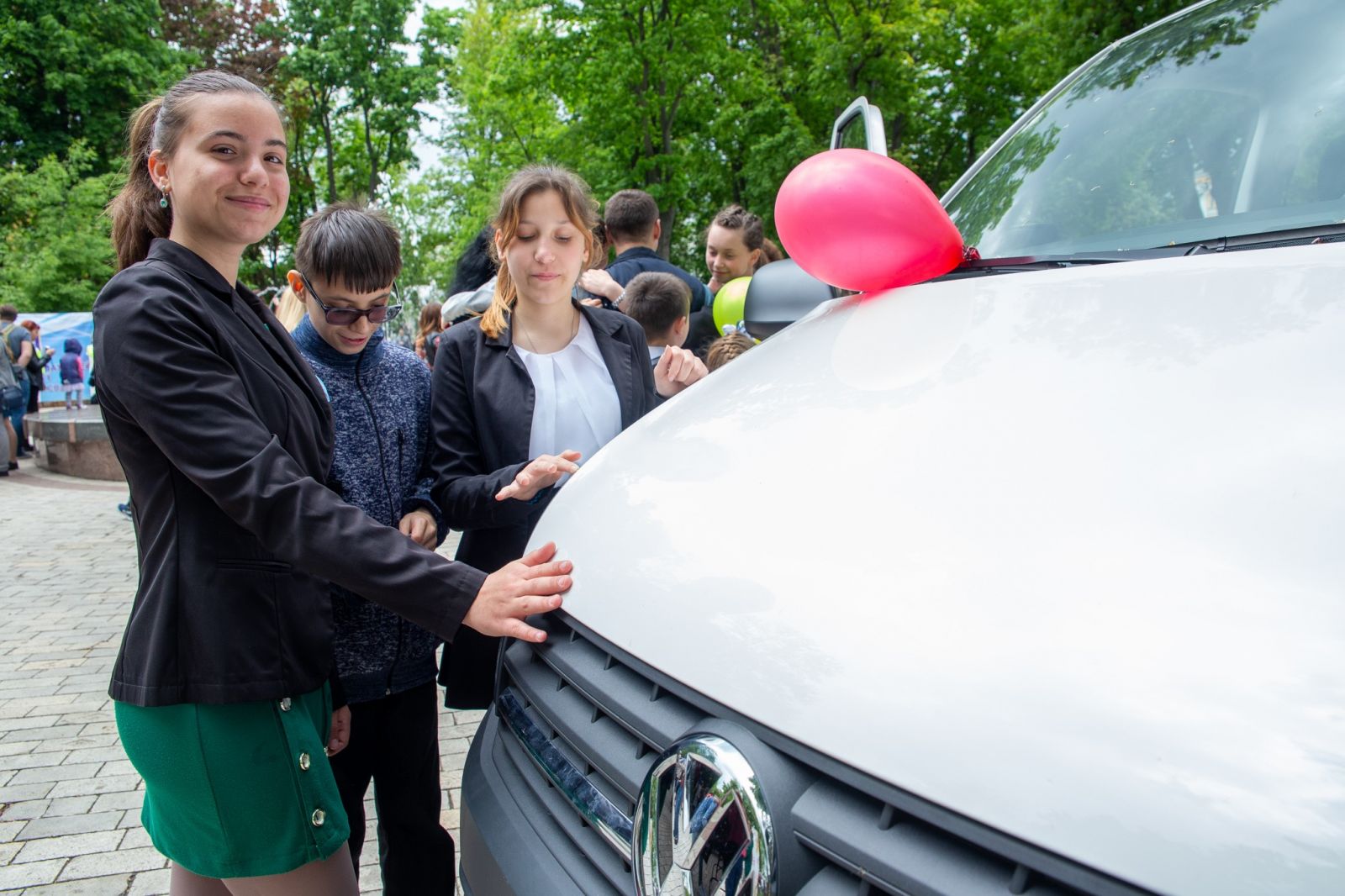 Многодетной киевской семье подарили машину