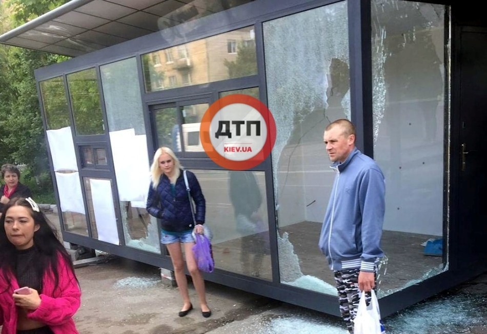 В Киеве разгромили очередную остановку