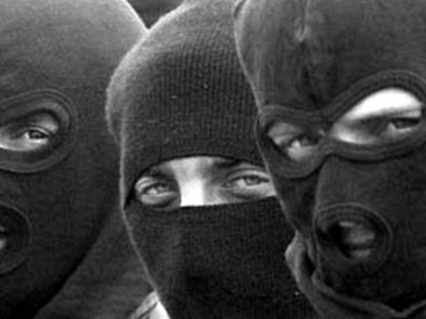 Бандиты в масках пытались ограбить женщину (видео)