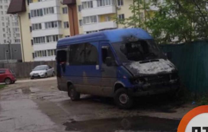 На Теремках сгорел микроавтобус