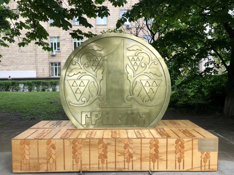 В Киеве появился памятник гривне