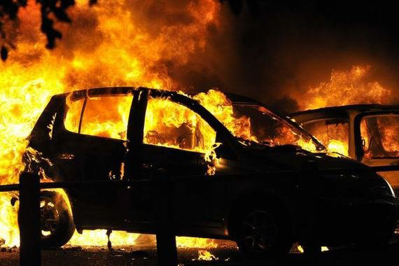 На Теремках посреди улицы загорелся автомобиль (видео)
