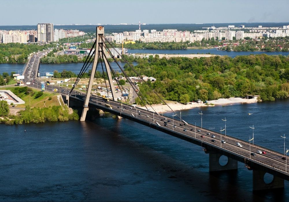В Киеве школьница угрожает суицидом, собираясь сброситься с моста