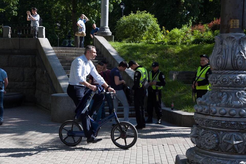 Кличко приехал к Зеленскому на велосипеде