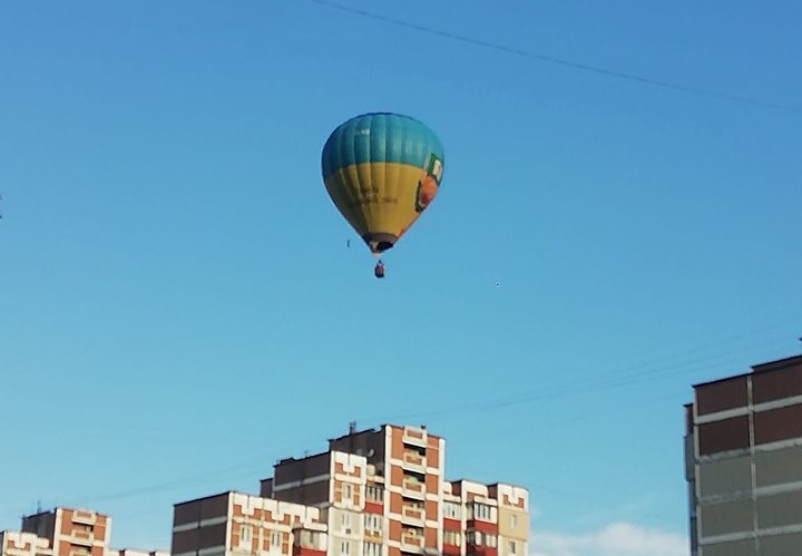 Над Троещиной летают воздушные шары (фото)