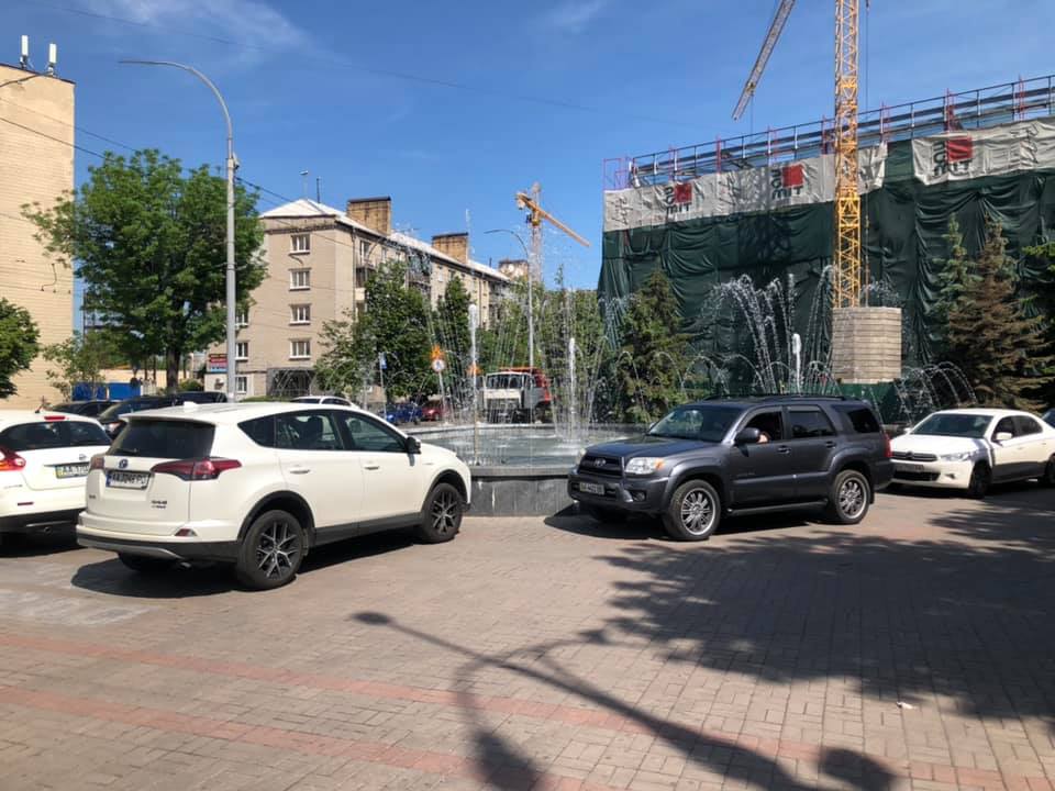 Герои парковки перекрыли киевлянам доступ к фонтану