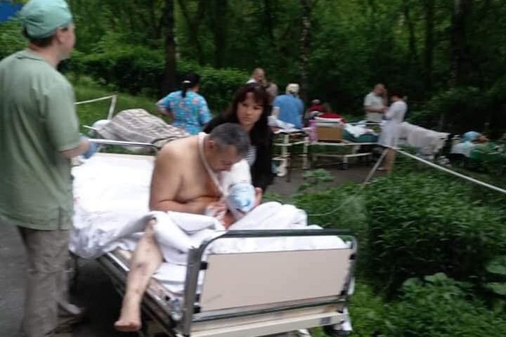 Из киевской больницы вывозили пациентов на кроватях