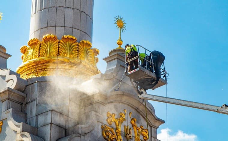 На Майдане отмыли монумент Независимости
