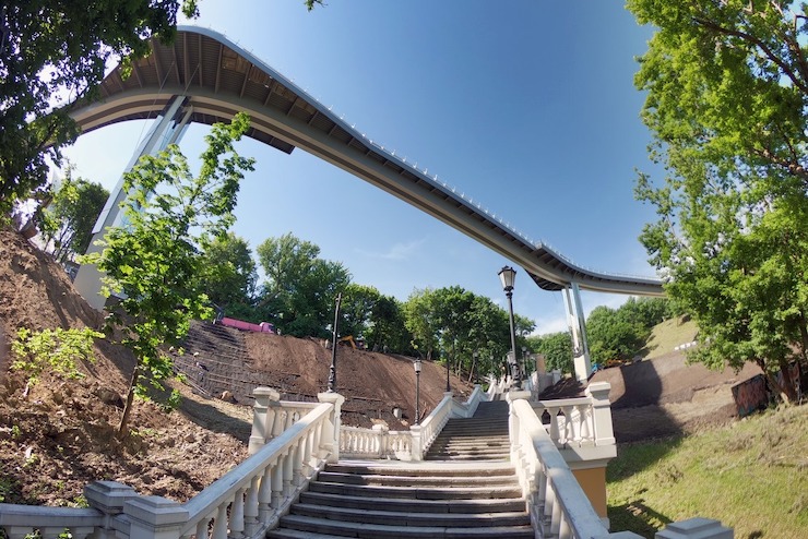У зоопарка забрать, мосту отдать. Особенности реконструкции в Киеве