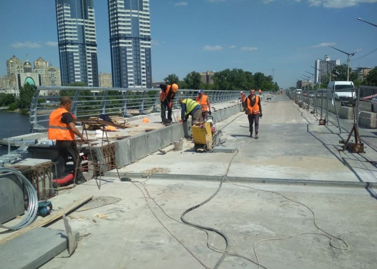 В Киеве ремонтируют мосты