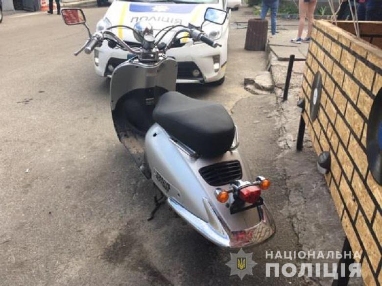 В Киеве подростки угнали скутер