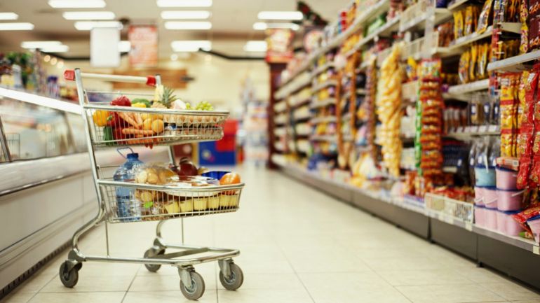 В супермаркете стеллажи упали на покупателя (видео)