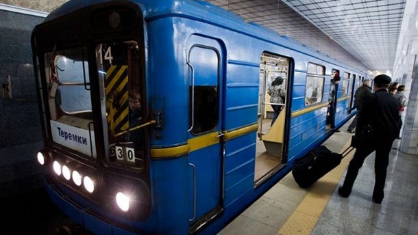 В метро орудуют расклейщики нелегальной рекламы