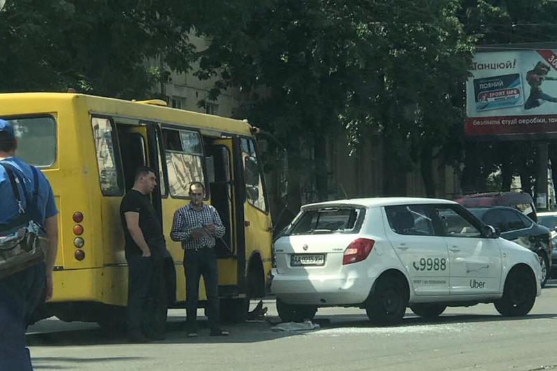 В Киеве маршрутка протаранила такси