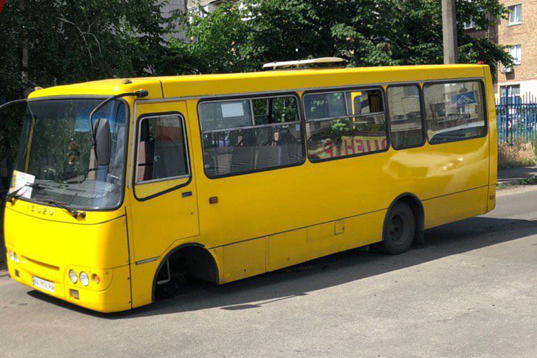 От маршрутки отвалилось колесо во время движения