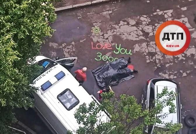 На Борщаговке посреди улицы умер мужчина