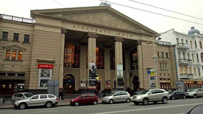 В кинотеатре "Киев" вышибают двери