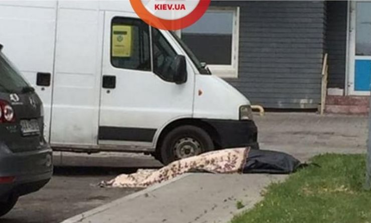 Посреди улицы на Осокорках умер мужчина