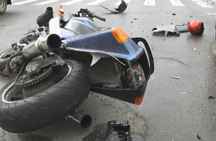 Во время дождя в Киеве разбился мотоциклист