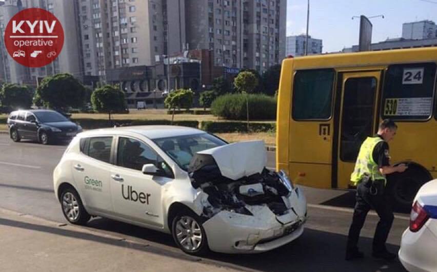 В Киеве таксист протаранил маршрутку