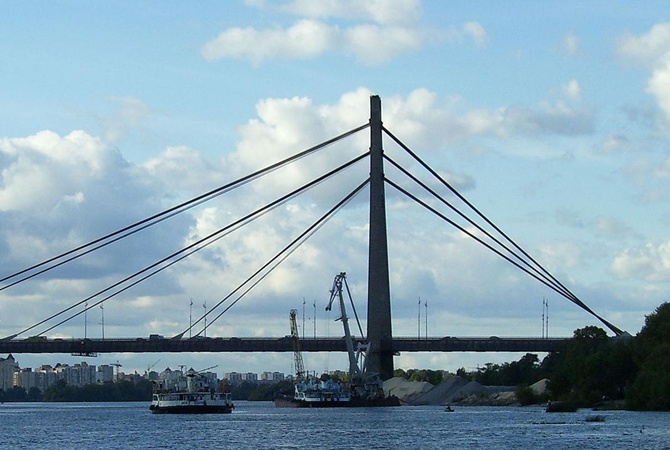 На Северный мост забрались экстремалы (фото)