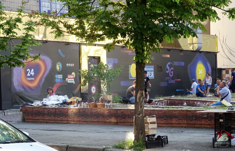 Сквер на Подоле превратили в блошиный рынок