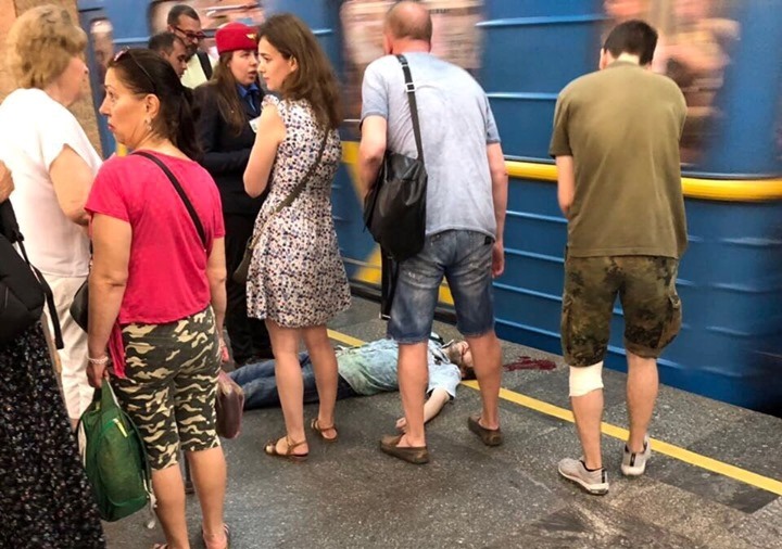 В метро очередное ЧП, пострадал мужчина