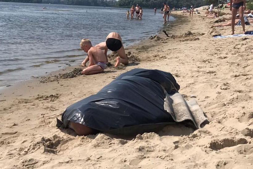 На киевском пляже скончался отдыхающий