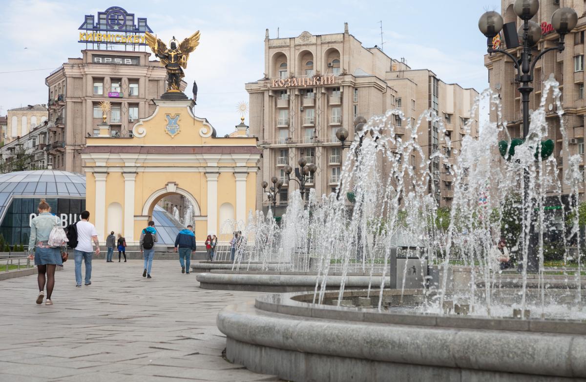 Фонтан в центре Киева перепутали с бассейном (фото)