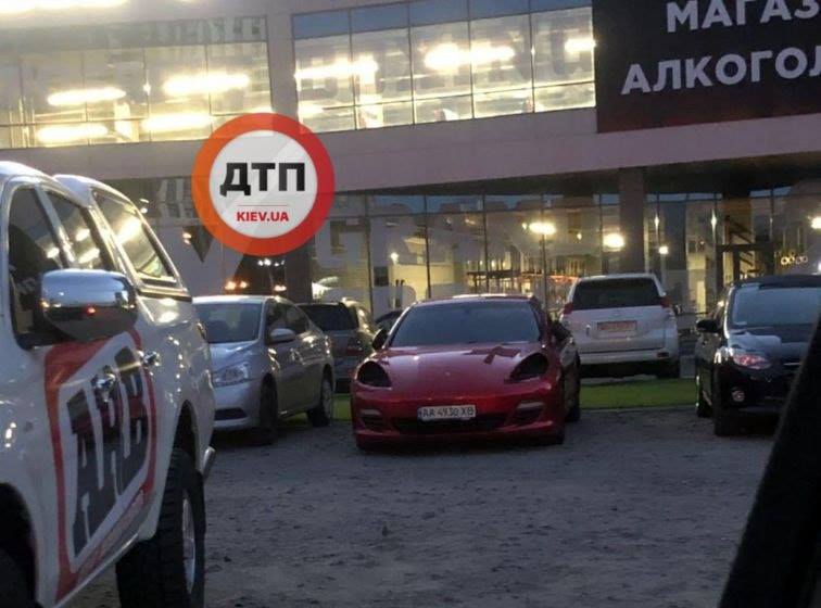 В Киеве "раздевают" элитные машины