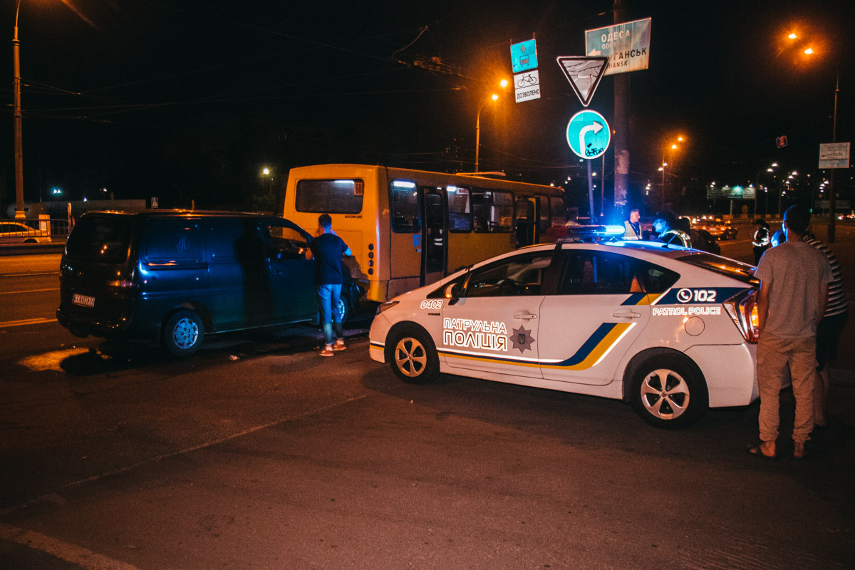 Легковушка протаранила автобус с пассажирами (видео)