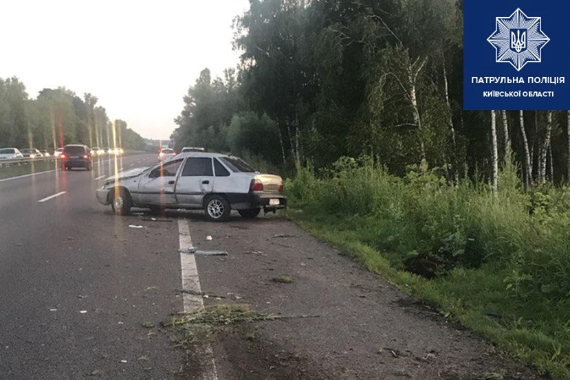 На трассе под Киевом опрокинулся автомобиль