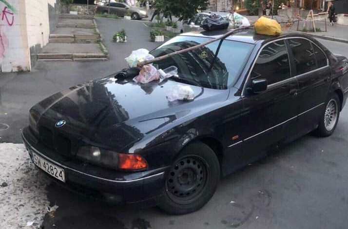 В Киеве евробляхера забросали мусором