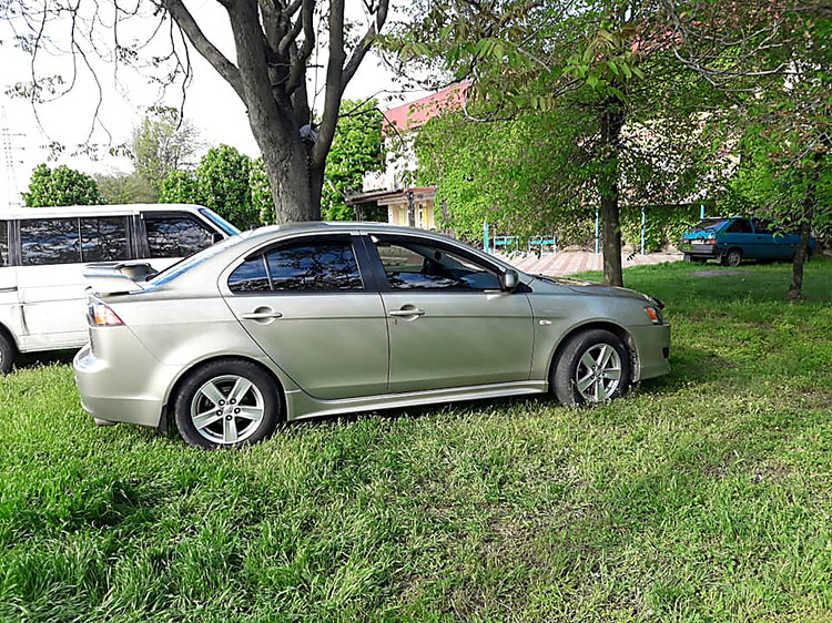 В Киеве штрафуют за парковку на газонах